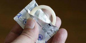 روش استفاده از کاندوم مردانه